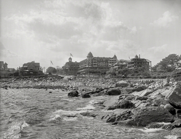 Photo showing: Resort on the Rocks -- Magnolia, Massachusetts, circa 1906. The Oceanside from Cobblestone Beach.
