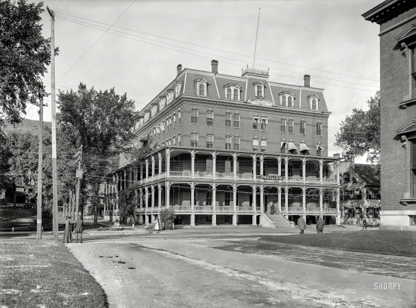 Photo showing: Verandas of Vermont -- Montpelier, Vermont, circa 1904. Pavilion Hotel.