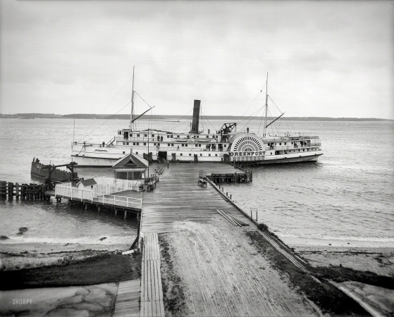 Photo showing: Sidewheeler Greenport -- Circa 1910. Steamer Greenport at Manhanset House landing, Shelter Island, N.Y.
