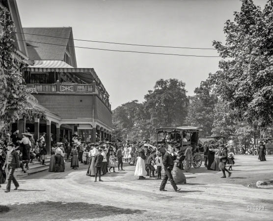Photo showing: Le Bel Age -- Detroit, Michigan, circa 1908. Crowd at Belle Isle Park casino.