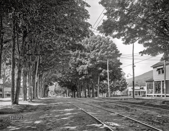 Photo showing: Lake George -- Warren County, New York, circa 1904. Main street (Canada Street) in village of Lake George.