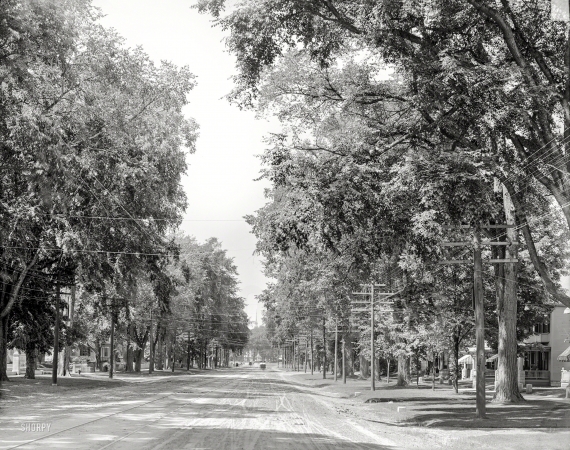 Photo showing: Keene -- Circa 1905. Main Street in Keene, New Hampshire.