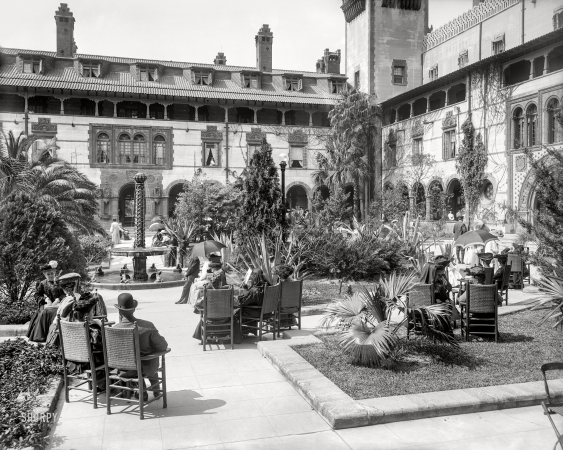 Photo showing: Palm Court. -- St. Augustine, Florida, circa 1905. In the court of the Hotel Ponce de Leon.