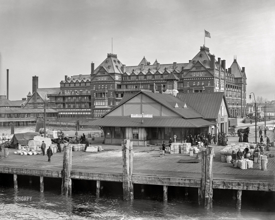 Photo showing: Government Dock -- Hampton Roads, Virginia, circa 1905. Old Point Comfort -- government dock and Hotel Chamberlin.