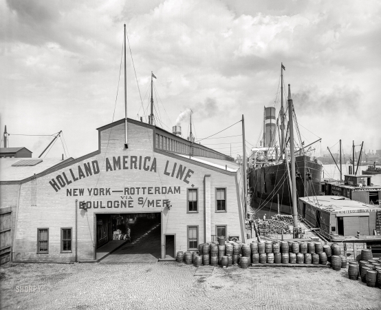 Photo showing: Hoboken Piers -- Hoboken, New Jersey, circa 1905. Entrance to Holland America Line piers.