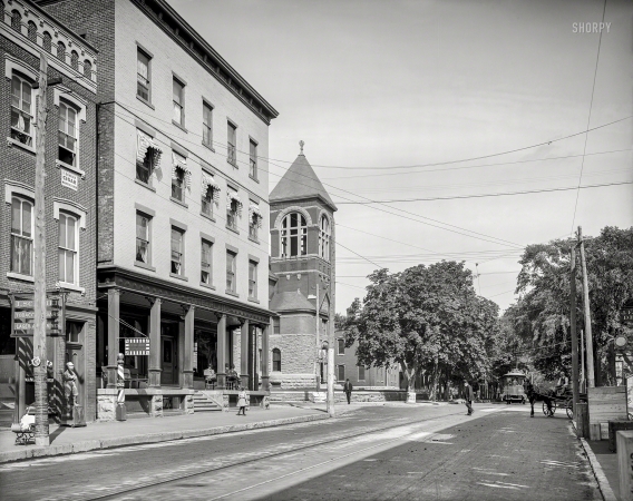 Photo showing: The Cumberland -- 1906. Margaret Street north from Cumberland Hotel, Plattsburgh, N.Y.