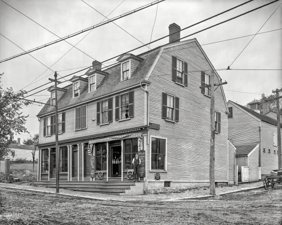 Photo showing: House of Ale Repute -- Portsmouth, New Hampshire, circa 1907. Thomas Sheafe house, Market and Deer streets.