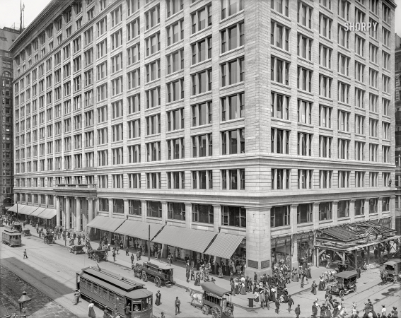 Photo showing: Marshall Field II -- Chicago circa 1907. Marshall Field & Co. store, State and Washington Streets.