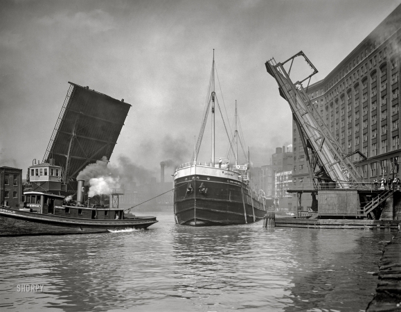 Photo showing: Rita + Arthur -- The Chicago River circa 1907. Canada Atlantic Transit freighter Arthur Orr passing State Street Bridge.