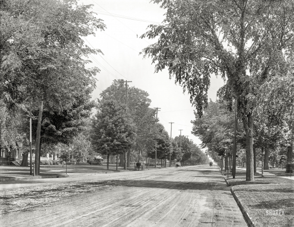Photo showing: Sumner Avenue -- Springfield, Mass., circa 1905. Sumner Avenue looking east.
