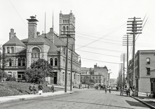 Photo showing: Downtown Abbey -- Circa 1910. Post office and First Street, Duluth, Minnesota.
