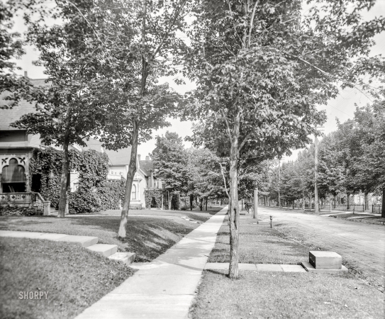 Photo showing: Ridge Street -- Marquette, Michigan, circa 1908.