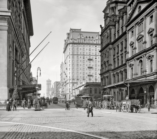 Photo showing: 42nd at Park -- New York circa 1906. 42nd Street at Park Avenue, looking west. With Grand Central Station
at right, the Hotel Manhattan center stage and New York Times building in the distance.