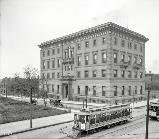 Photo showing: A Streetcar Called Euclid -- Circa 1905. Union League Club building, Cleveland.