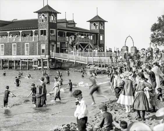 Photo showing: Buckeye Bathers -- Lake Erie circa 1908. Gordon Park bathing pavilion, Cleveland, Ohio.