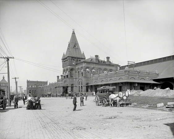 Photo showing: New York Central R.R. -- Circa 1905. New York Central railroad station, Rochester.