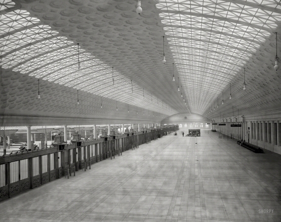 Photo showing: Ghost Concourse -- Circa 1910. Train concourse, Union Station, Washington, D.C.