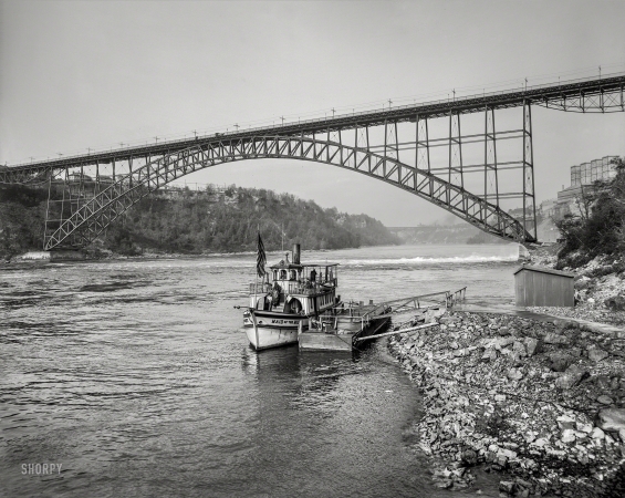 Photo showing: Maid of the Mist -- The Niagara River circa 1901. International (Upper Steel Arch) Bridge from below at Niagara Falls.