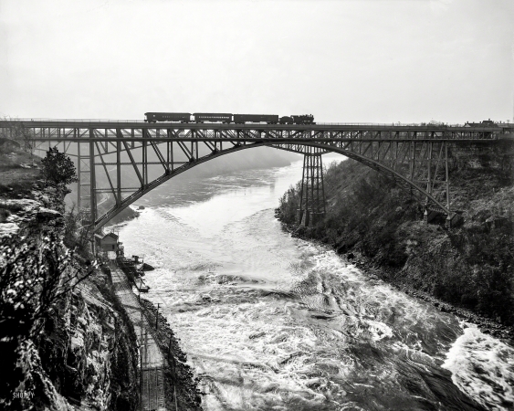 Photo showing: Grand Trunk Railway -- Circa 1900. Niagara Falls, N.Y. Whirlpool Rapids (Grand Trunk<br  />
Railway) Bridge with Michigan Central Cantilever Bridge in background.