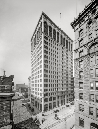 Photo showing: Corner Time -- Detroit circa 1910. Ford sales office (Boulevard Building), Griswold and Congress streets.