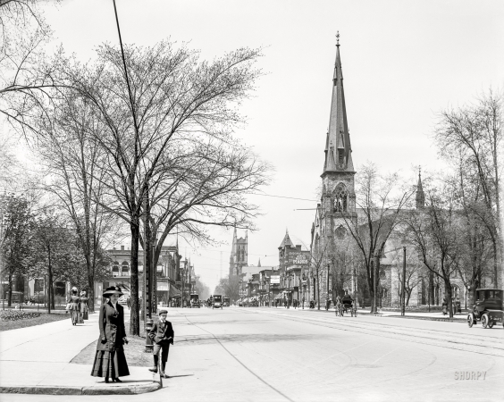 Photo showing: Chronic Pianos -- Detroit circa 1908. Woodward Avenue and Central Methodist Episcopal Church.