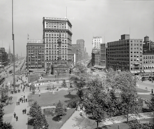 Photo showing: The Illuminating Co. -- Cleveland circa 1900. Public Square -- Cuyahoga County Soldiers' and Sailors' Monument.