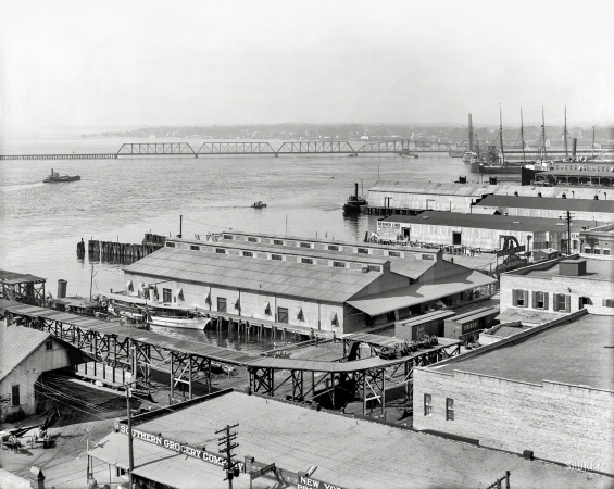 Photo showing: River City - -- Circa 1910. Jacksonville, Florida, and St. Johns River.
