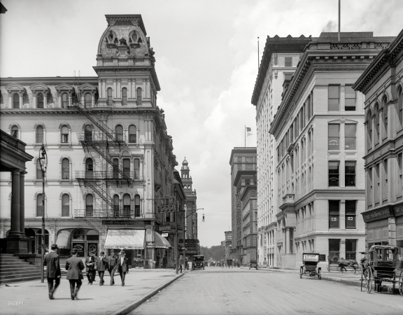 Photo showing: New Boody -- Toledo, Ohio, circa 1909. Madison Avenue and New Boody Hotel.