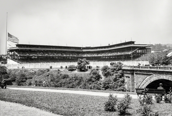 Photo showing: Forbes Field II -- Circa 1910. Forbes Field, Pittsburgh. A continuation of <a href=http://www.junipergallery.com/node/8359><u>this image</u></a>.
