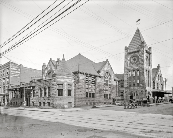 Photo showing: Train in Vane -- Syracuse, N.Y., circa 1905. New York Central Railroad depot.