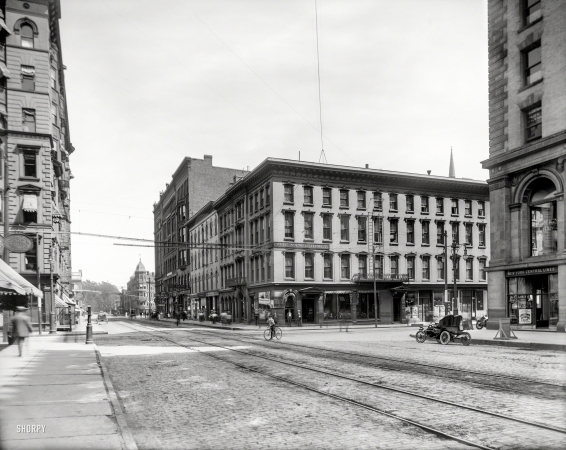 Photo showing: The Vanderbilt -- Syracuse, New York, circa 1907. Vanderbilt House.