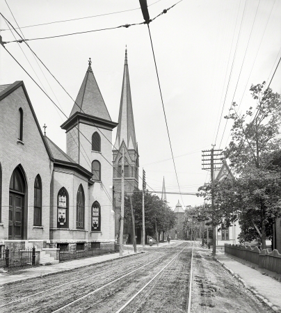 Photo showing: Churchville -- Circa 1905. Broadway & Fifth Avenue, looking east, Knoxville, Tennessee.