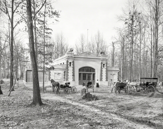 Photo showing: Carnivora -- Memphis circa 1910. Lion house (Carnivora Building), Overton Park Zoo.