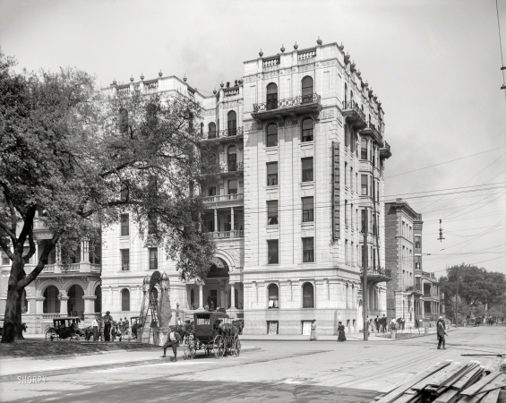 Photo showing: White Castle. -- Mobile, Alabama, circa 1910. Bienville Hotel, Bienville Square.