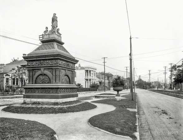 Photo showing: Esplanade Ave. -- New Orleans circa 1910. Gayarre Place monument, Esplanade Avenue.
