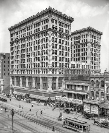 Photo showing: Retail White House -- New Orleans circa 1910. Maison Blanche, Canal Street.