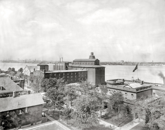 Photo showing: The Malt House -- Walkerville, Ontario, circa 1900. Hiram Walker & Sons. Malt house from bottling works.