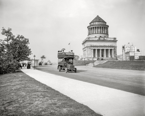 Photo showing: Grants Tomb -- New York circa 1911. Grant's Tomb and rubber-neck auto on Riverside Drive.