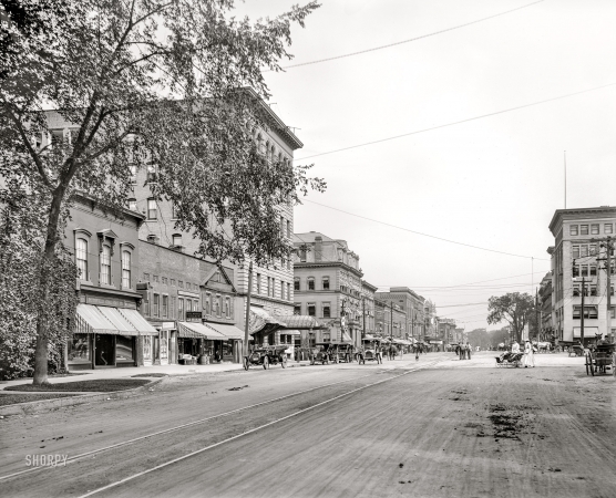 Photo showing: Hotel Wendell -- Pittsfield, Massachusetts, circa 1910. North Street and Hotel Wendell from the park.