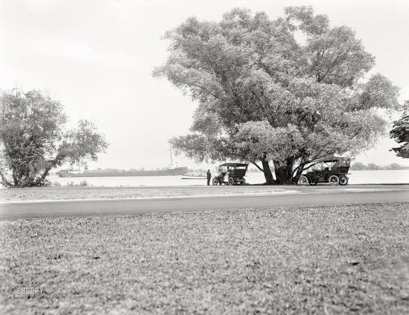 Photo showing: Tree Parking -- The Detroit River circa 1910. View at head of Belle Isle Park, Detroit, Mich.