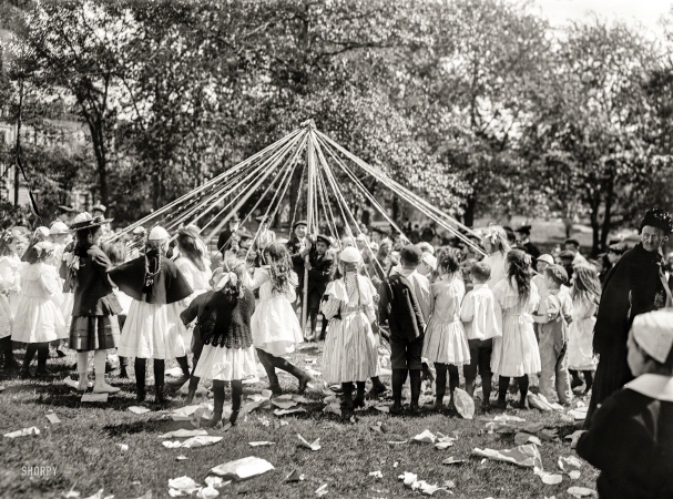 Photo showing: May Day Maypole -- Circa 1905. Children's Day May pole dance, Central Park, New York.