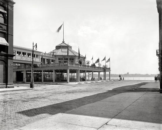 Photo showing: Wayne Pavilion -- Detroit circa 1910. Wayne Hotel pavilion, Third Street, Detroit River.