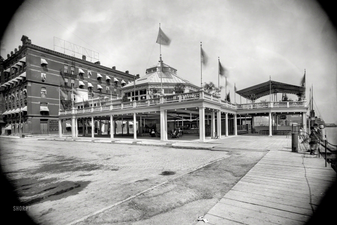 Photo showing: The Wayne -- Detroit circa 1910. Wayne Hotel pavilion, Third Street, Detroit River.