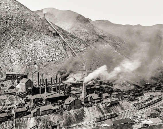 Photo showing: Pennies From Hades -- Bisbee, Arizona, circa 1905. Czar Shaft and copper mining operations, Queen Hill.