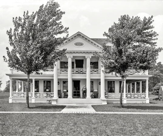 Photo showing: Michigan Manselet -- Circa 1910. Morgan residence -- St. Clair Flats, Michigan.
