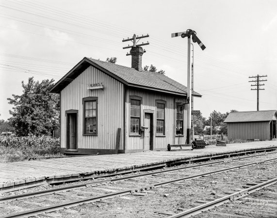 Photo showing: Cayuga Depot -- Circa 1901. Station at Cayuga, Ill's.