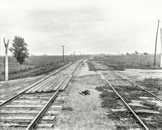 Photo showing: Rest Stop. -- Circa 1904. Track straightening near Coal City, Illinois.