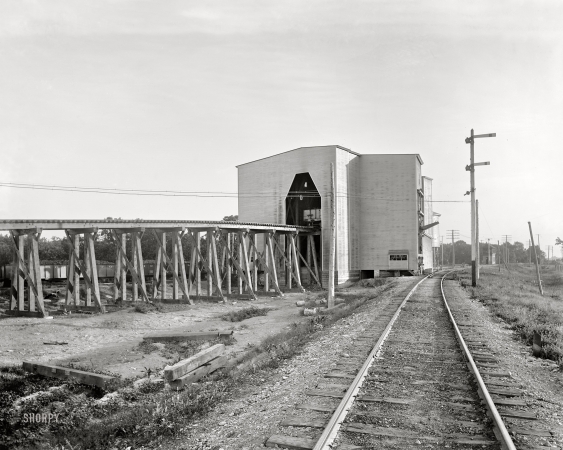 Photo showing: Chicago and Alton R.R. -- Circa 1901. Coaling station and water tank, C. & A. R.R., Mazonia, Illinois.