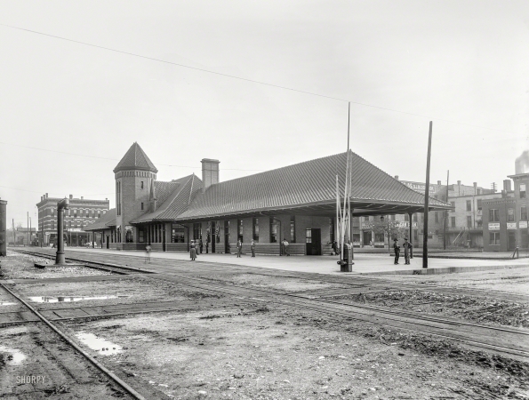 Photo showing: Springfield Depot -- Circa 1900. Chicago & Alton R.R. station at Springfield, Illinois.