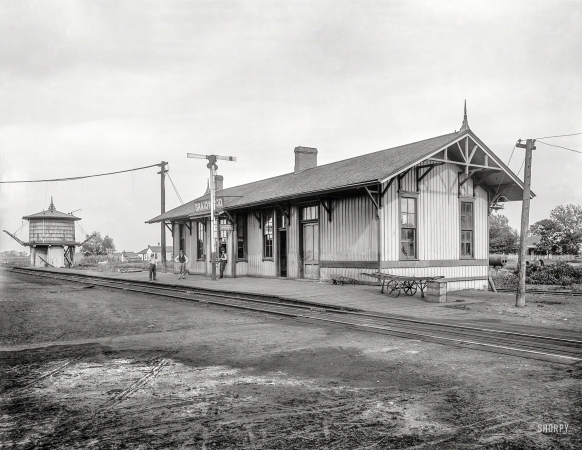 Photo showing: The Braidwood Bunch -- Circa 1904. Depot at Braidwood, Illinois.